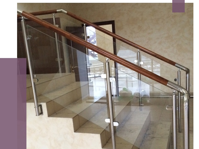 Комбинированные перила из металла и дерева в Удомле